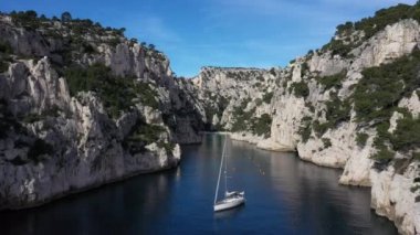Cassis balıkçı köyü yakınlarındaki Calanques Ulusal Parkı 'nın havadan görüntüsü. Calanques d 'en Vau