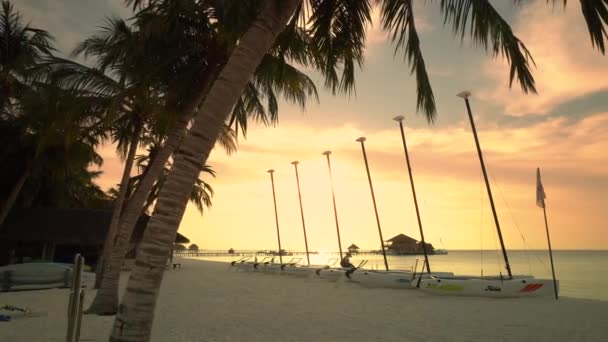 île tropicale aux Maldives au coucher du soleil 