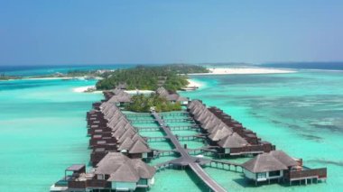 Maldivler 'deki tropik adanın havadan görünüşü