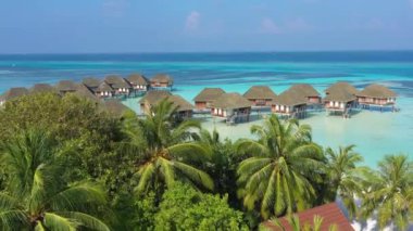 Maldivler 'deki tropik adanın havadan görünüşü