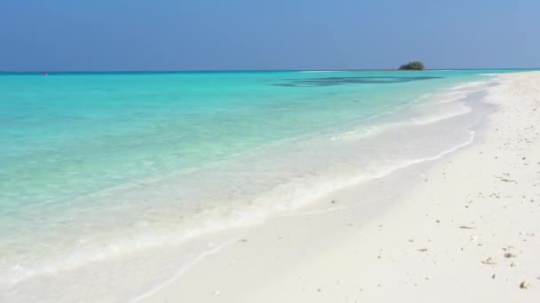 モルディブの熱帯島の空中ビュー — ストック動画