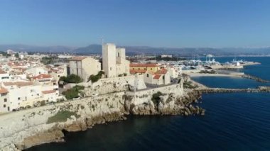 Fransız Rivierası 'ndaki eski Antibes şehrinin havadan görünüşü