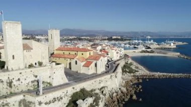 Fransız Rivierası 'ndaki eski Antibes şehrinin havadan görünüşü