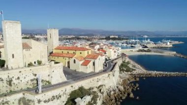 Fransız Rivierası 'ndaki eski Antibes şehrinin havadan görünüşü
