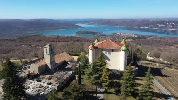 Aiguines Kalesinin Hava Manzarası Arka Planda Güzel Turkuaz Croix Gölü — Stok video