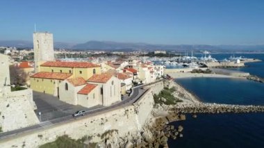 Fransız Rivierası 'ndaki eski Antibes şehrinin havadan görünüşü