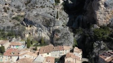 Fransa, Alpes-de-haute-provence, Moustiers-Sainte-Marie Havadan görünüşü, Les Plus Beaux Villages de France etiketli, Fransa 'nın en güzel köyleri.