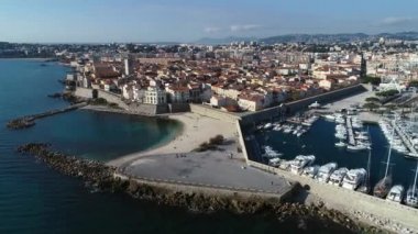 Fransız Rivierası 'ndaki eski Antibes şehrinin havadan görünüşü
