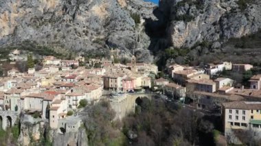 Fransa, Alpes-de-haute-provence, Moustiers-Sainte-Marie Havadan görünüşü, Les Plus Beaux Villages de France etiketli, Fransa 'nın en güzel köyleri.