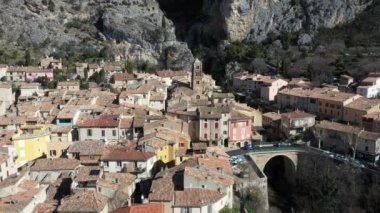 Fransa, Alpes-de-haute-provence, Moustiers-Sainte-Marie Havadan görünüşü, Les Plus Beaux Villages de France etiketli, Fransa 'nın en güzel köyleri.