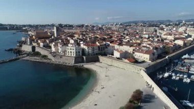 Fransız Rivierası 'ndaki eski Antibes şehrinin havadan görünüşü