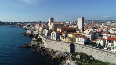 Fransız Rivierası 'ndaki eski Antibes şehrinin havadan görünüşü