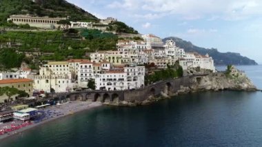 Amalfi kıyısındaki Amalfi 'nin havadan görünüşü, İtalya