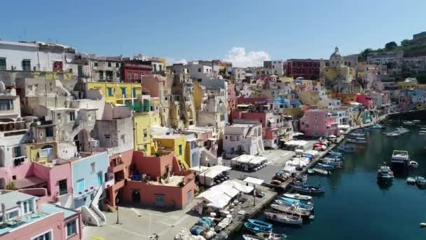 ナポリ湾の島プロキダ イタリアのCorriccella漁師村の空中ビュー — ストック動画