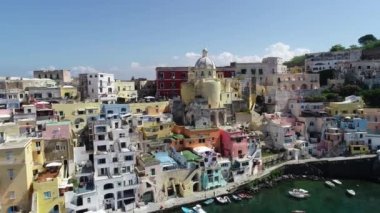 İtalya 'nın Napoli Körfezi adasındaki Procida' daki Corriccella balıkçı köyünün hava manzarası