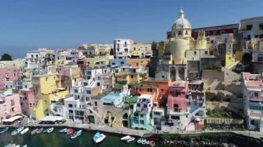 İtalya 'nın Napoli Körfezi adasındaki Procida' daki Corriccella balıkçı köyünün hava manzarası