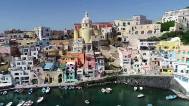 İtalya 'nın Napoli Körfezi adasındaki Procida' daki Corriccella balıkçı köyünün hava manzarası