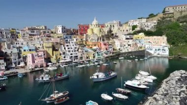 İtalya 'nın Napoli Körfezi adasındaki Procida' daki Corriccella balıkçı köyünün hava manzarası