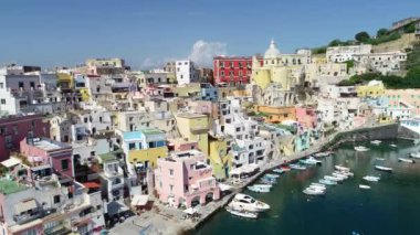İtalya 'nın Napoli Körfezi adasındaki Procida' daki Corriccella balıkçı köyünün hava manzarası