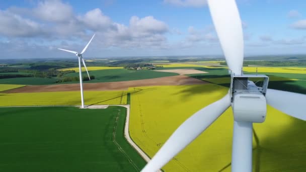 田野上空风力涡轮机的空中视图 — 图库视频影像