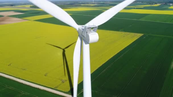 Vista Aérea Turbina Eólica Sobre Campos — Vídeo de Stock