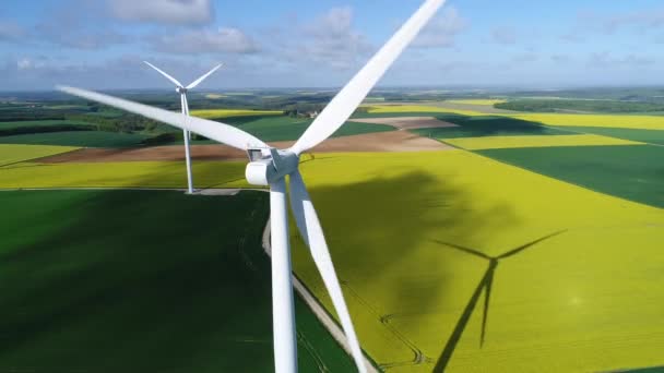 Vista Aérea Del Aerogenerador Sobre Los Campos — Vídeo de stock