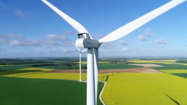 Luftaufnahme Einer Windkraftanlage Über Feldern — Stockvideo