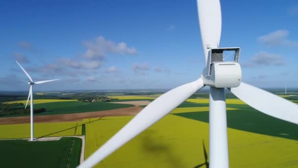 Letecký Pohled Větrnou Turbínu Nad Poli — Stock video