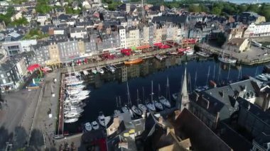 Fransa, Normandiya, Honfleur 'un havadan görünüşü ve onun pitoresk limanı, eski havzası ve quai Sainte Catherine