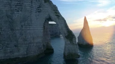 Fransa, Normandiya, Etretat Aval 'ın günbatımındaki hava manzarası, kayalar ve doğal kemer işaretleri..