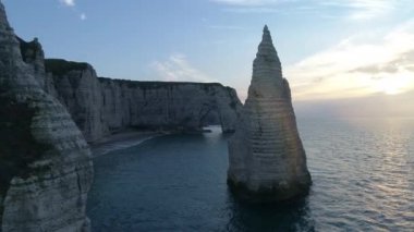 Fransa, Normandiya, Etretat Aval 'ın günbatımındaki hava manzarası, kayalar ve doğal kemer işaretleri..