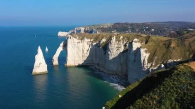 Fransa, Normandiya, Etretat Aval uçurumunun havadan görünüşü, kayalar ve doğal kemer işaretleri.
