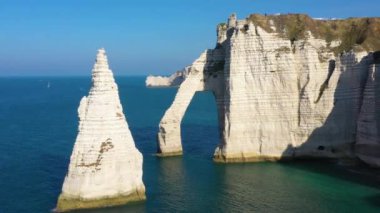 Fransa, Normandiya, Etretat Aval uçurumunun havadan görünüşü, kayalar ve doğal kemer işaretleri.