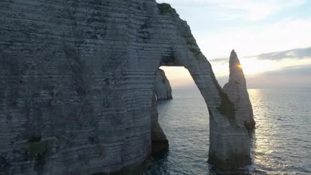 Fransa Normandiya Etretat Aval Günbatımındaki Hava Manzarası Kayalar Doğal Kemer — Stok video