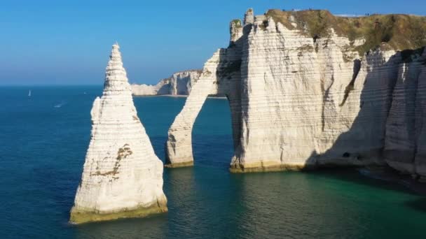 France, Normandie, Vue aérienne de la falaise d'Etretat Aval, des rochers et de l'arche naturelle .