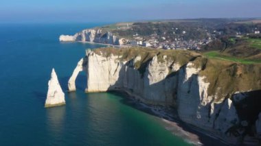 Fransa, Normandiya, Etretat Aval uçurumunun havadan görünüşü, kayalar ve doğal kemer işaretleri.
