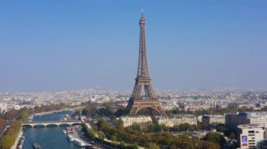 Eyfel Kulesi ile Paris 'in havadan görünüşü