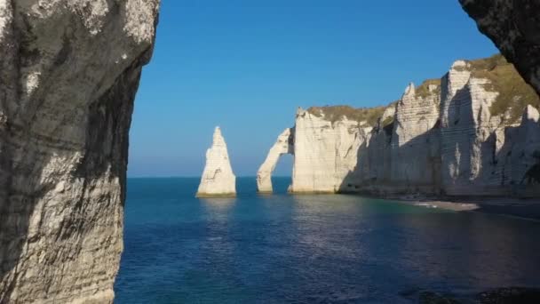 France, Normandie, Vue aérienne de la falaise d'Etretat Aval, des rochers et de l'arche naturelle .