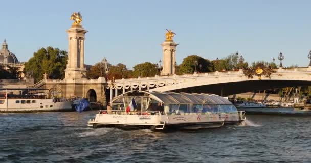 Paris Ausflugsboote Auf Der Seine — Stockvideo