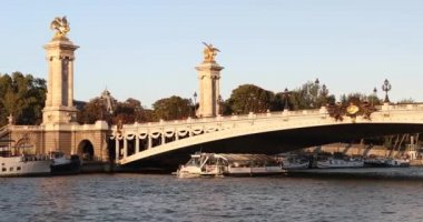 Paris, Seine Nehri 'nde tur tekneleri.