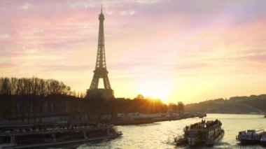 Paris, gün batımında Seine Nehri 'nde tur tekneleri.