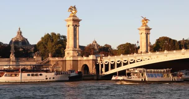 París Barcos Turísticos Por Río Sena — Vídeos de Stock