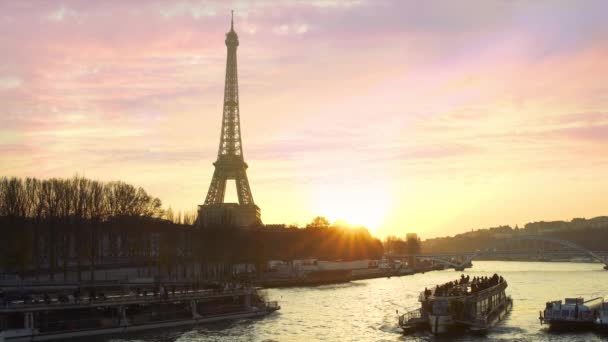 Paryż Łodzie Wycieczkowe Nad Sekwaną Zachodzie Słońca — Wideo stockowe