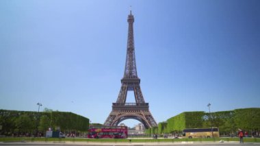Paris 'in pek çok caddesinden biri olan Eyfel Kulesi' nin manzarası