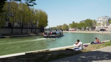 Paris 'te Seine nehri ve yolcu gemisi,