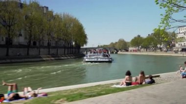 Paris 'te Seine nehri ve yolcu gemisi,