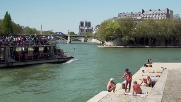 Seine Fluss Und Kreuzfahrtschiff Paris — Stockvideo