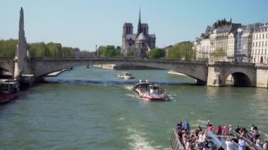 Paris 'te Notre Dame Katedrali' nin arka planında Seine Nehri ve Cruise gemisi