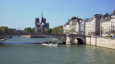 Paris 'te Notre Dame Katedrali' nin arka planında Seine Nehri ve Cruise gemisi