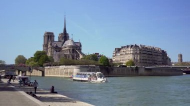 Paris 'te Notre Dame Katedrali' nin arka planında Seine Nehri ve Cruise gemisi